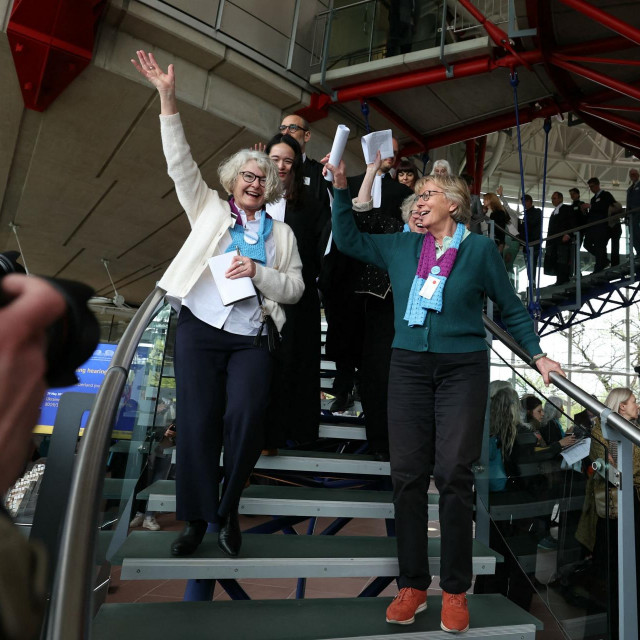 Članice ”Udruge starijih žena za zaštitu klime” slave presudu Europskog suda za ljudska prava u Strasbourgu
