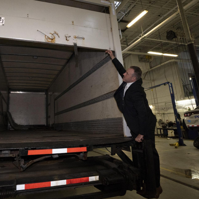 Policijski službenici otvaraju stražnji dio pronađenog kamiona tijekom konferencije za novinare u vezi s projektom 24K, zajedničkom istragom krađe zlata iz međunarodne zračne luke Pearson u Bramptonu