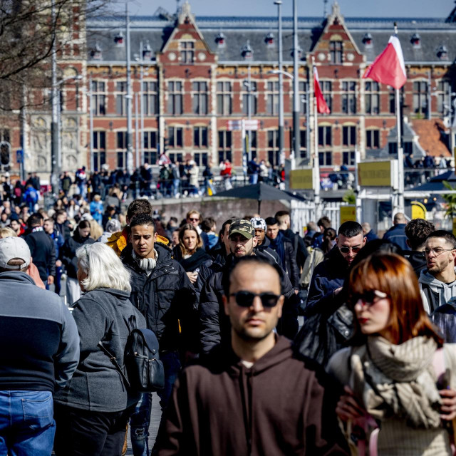 Turisti u centru Amsterdama tijekom Uskrsa, kojim se istovremeno obilježava početak turističke sezone 