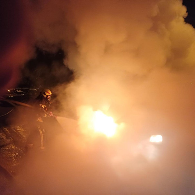 Vatrogasci gase zapaljene automobile u Baranovićevoj