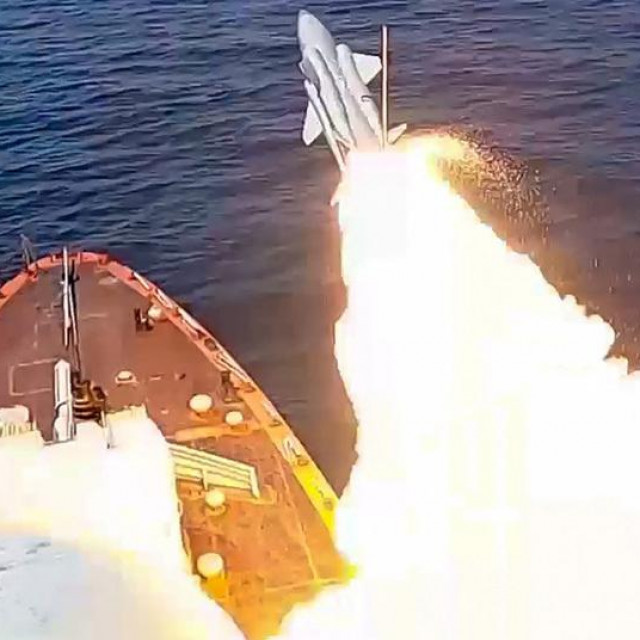 Ruski ratni brod ispaljuje projektil u Crnom moru