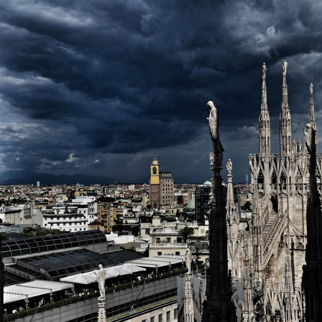 Ilustracija, tamni oblaci nad Milanom
