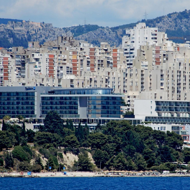 Panorama Splita.
Na fotografiji: hotel Radisson Blu i Split 3

 