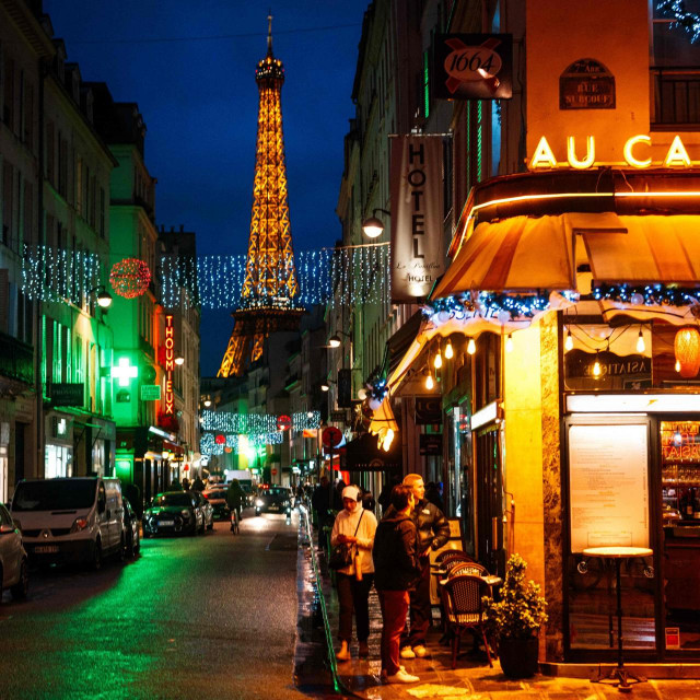 Ilustrativna fotografija, ljudi čekaju za red u restoranu kraj Eiffelovog tornja