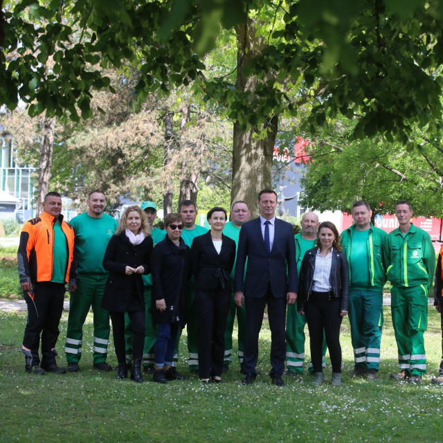 Djelatnici tvrtke Parkovi koji se brinu o održavanju stabala u gradu i gradonačelnik Neven Bosilj