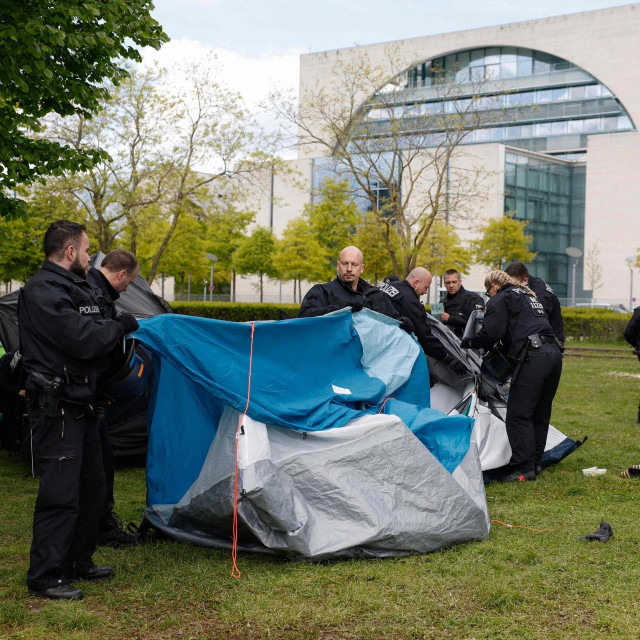 Policija rastjeruje prosvjednike i uklanja šatore
