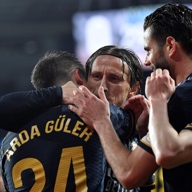 Güler u zagrljaju s Modrićem