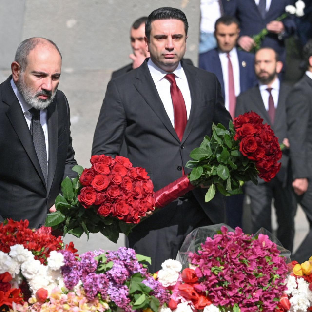 Armenski premijer Nikol Pašinjan (lijevo) polaže buket cvijeća na spomenik koji obiliježava genocid nad Armencima koji su počili vojnici Osmanskog carstva tijekom Prvog svjetskog rata 