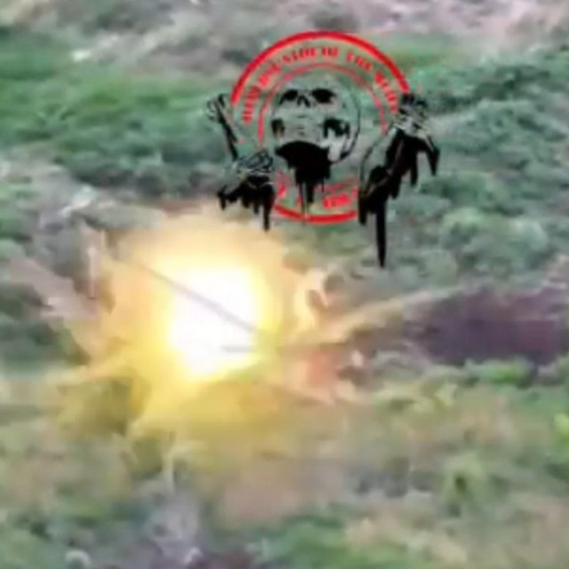 Ruski vojnik dron uništio udarcem torbom