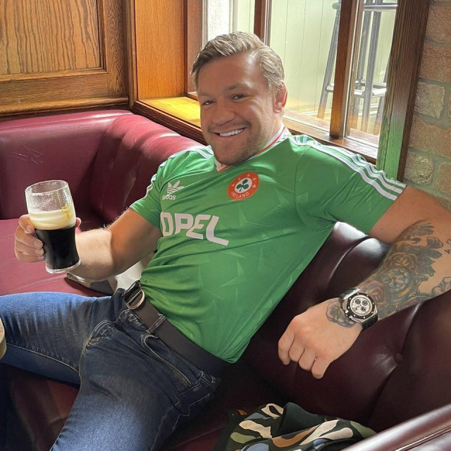 Conor McGregor s svojim pivom