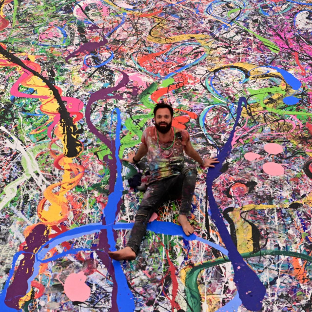 Sacha Jafri sjedi na svojoj rekordnoj slici “Putovanje čovječanstva”