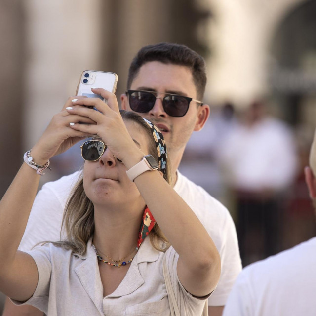 Split, 130922.
Turisti mobitelima fotografiraju i snimaju znamenitosti u staroj jezgri grada.