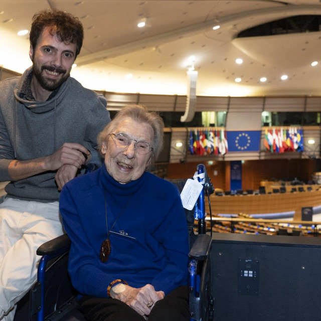 Monique Maugas-Bauzou s unukom Robinom snimljena u Europskom parlamentu