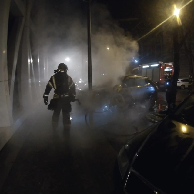 Vatrogasci JPV Zagreb gase zapaljeni auto u Deželićevu prilazu u Zagrebu