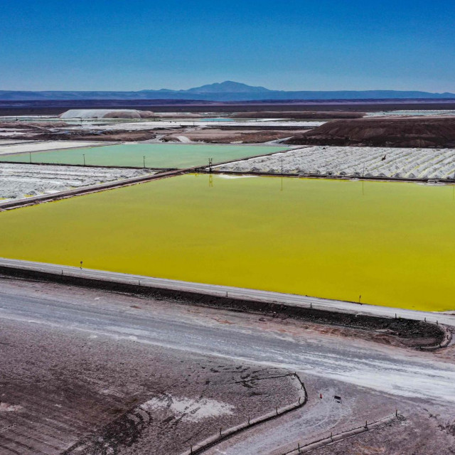 Slana jezera i područja obrade rudnika litija čileanske tvrtke SQM (Sociedad Quimica Minera) u pustinji Atacama, Calama, Čile