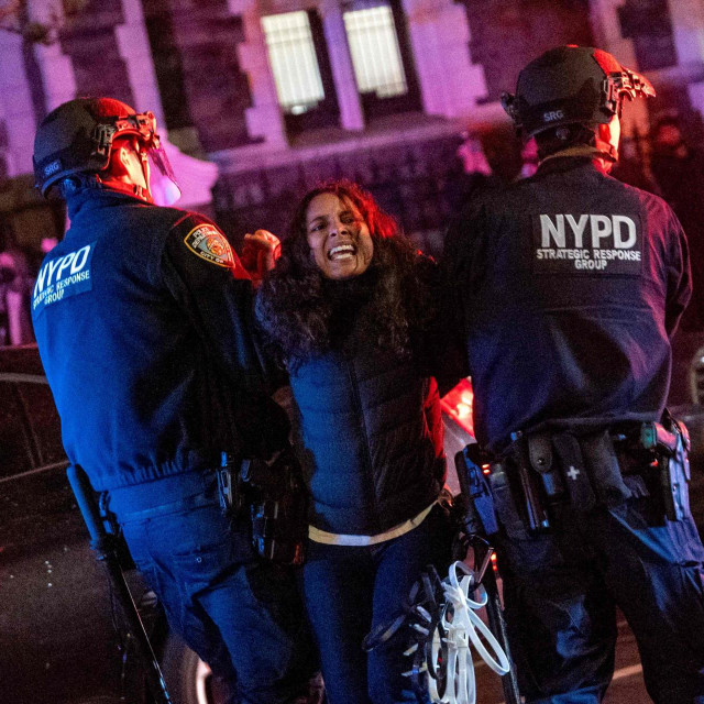 Stotine njujorških policajaca ušlo je na Sveučilište Columbia i uhitilo prosvjednike