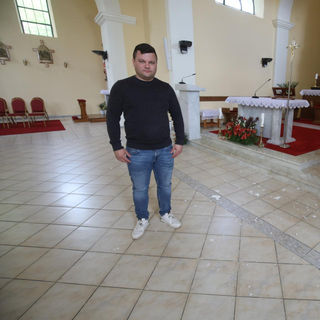 Mihovil Bićanić u oštećenoj crkvi u Rakovici