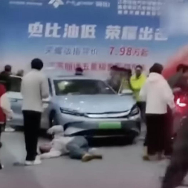 Nesreća na auto salonu u Kini