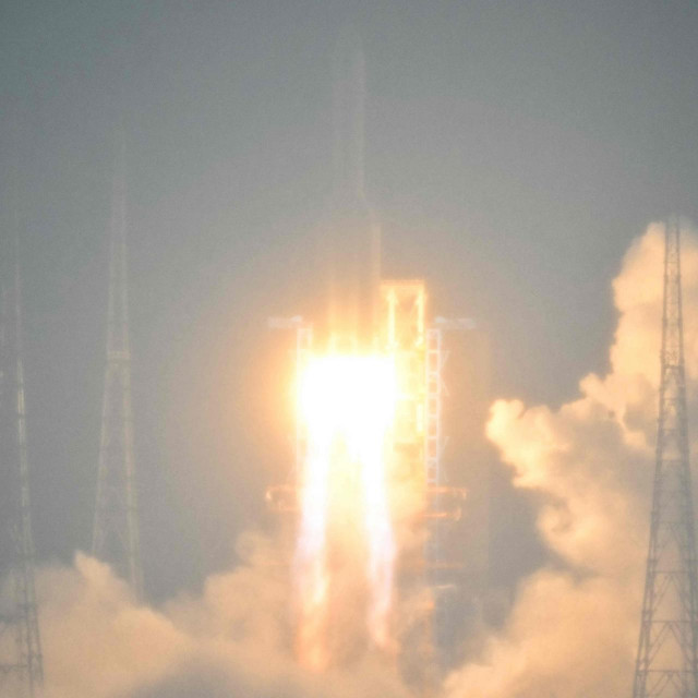 Kina lansirala sondu za prikupljanje uzoraka s daleke strane Mjeseca, prvu u svijetu