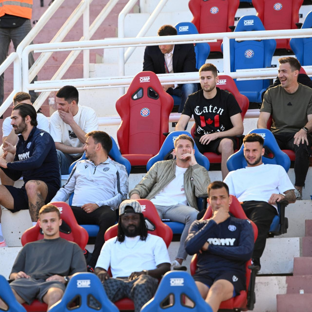 Igrači Hajduka na tribini na utakmici protiv Varaždina