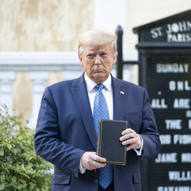 Trump s Biblijom; ilustracija