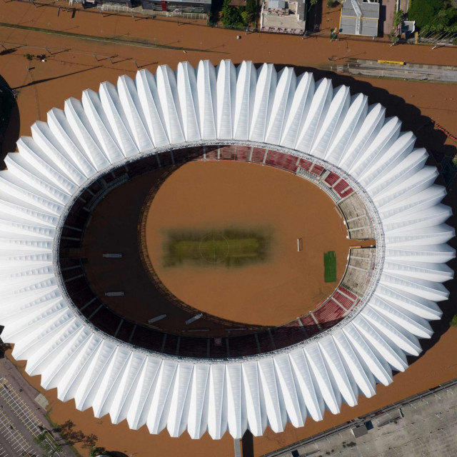 Pogled iz zraka na potopljeni stadion Beira-Rio u Porto Alegreu