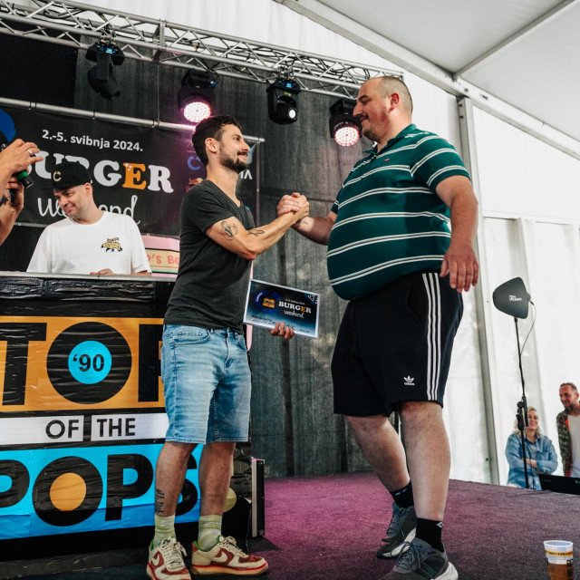 Plaketu za najbolju kućicu na festivalu ekipi iz bistroa Funk uručio je chef Matija Bogdan