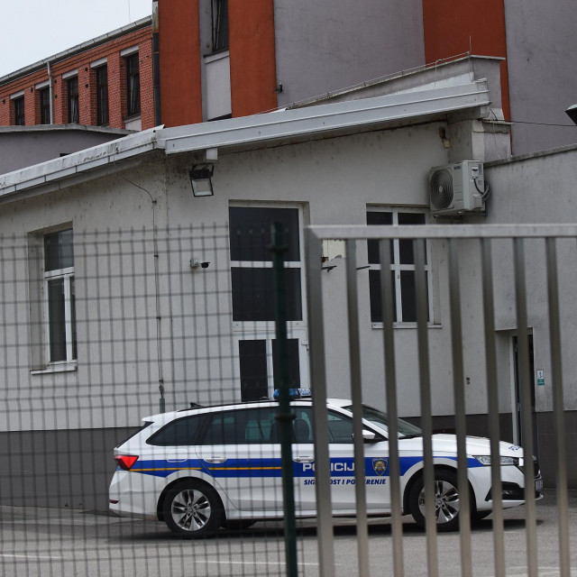 Policijsko vozilo u krugu tvornice oružja HS Produkt u Karlovcu.
 