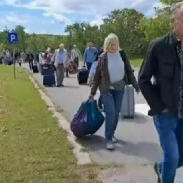 Turisti su sami morali vući kofere preko riječkog aerodroma