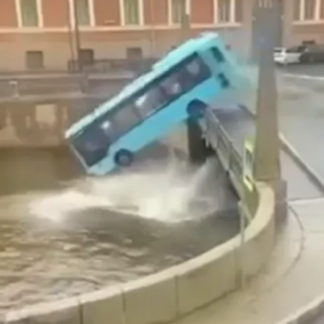 Autobus pada u rijeku u centru Sankt Peterburga
