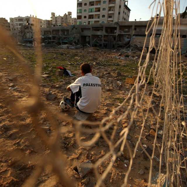 Bilal Abu Samaan sjedi na bombardiranom stadionu