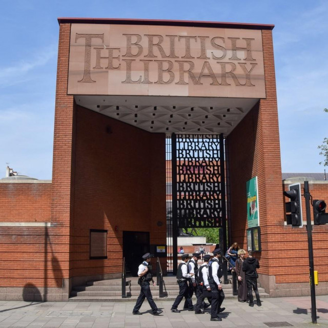 Policajci ispred Britanske knjižnice u Londonu nakon incidenta