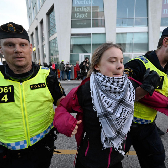 Gretu Thunberg odvode policajci