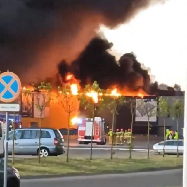 Požar u trgovačkom centru u Varšavi