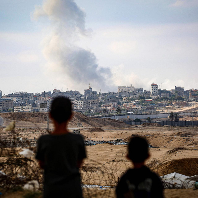 Djeca gledaju napad na Rafah na jugu Gaze