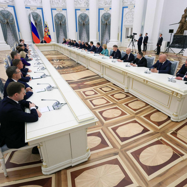 Sastanak Putina sa svojim novim kabinetom