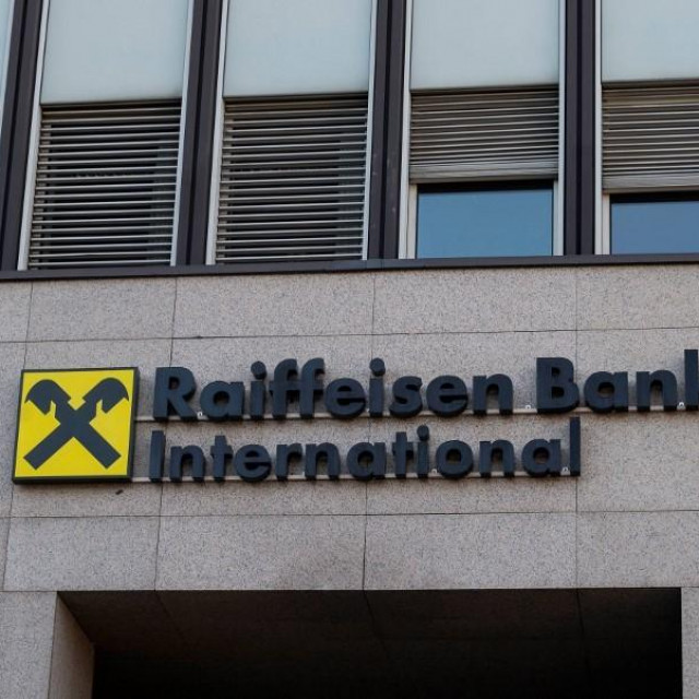 Austrijski regulator pozvao je na oprez i Raiffeisenbanku.Ilustracija poslovnica te banke u Beču
