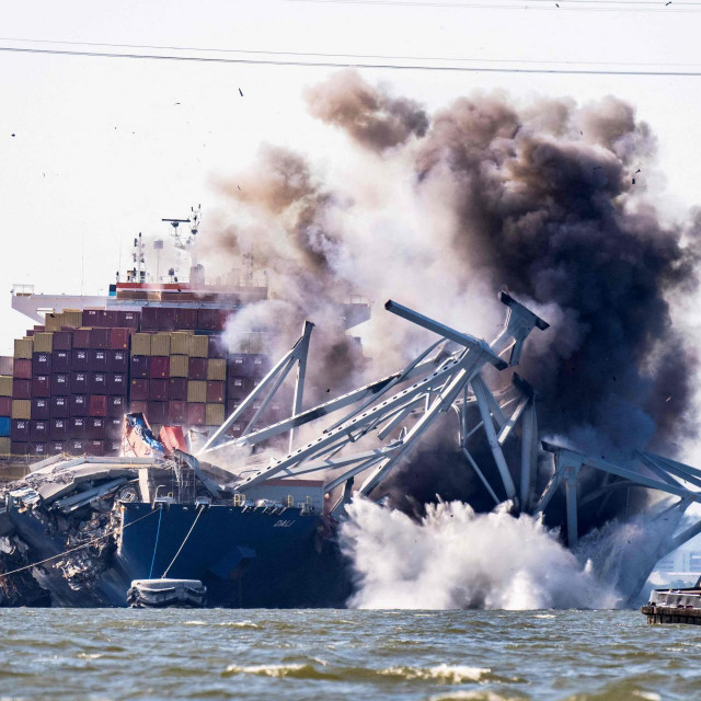 U ponedjeljak su u Baltimoreu pokrenule su kontrolirane eksplozije kako bi se omogućilo uklanjanje dijela mosta s pramca broda Dali