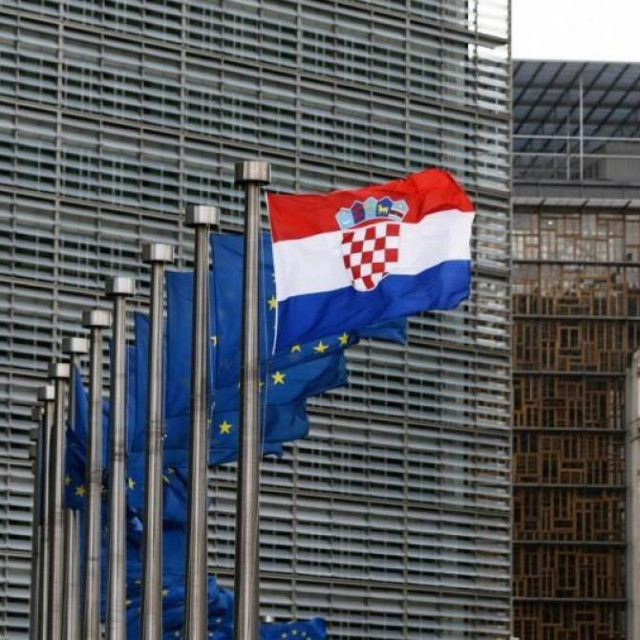 Hrvatska zastava ispred sjedišta Europske unije
 