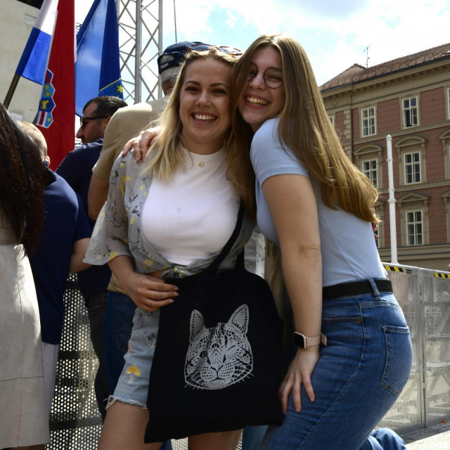 Zagreb, 120524.
Trg bana Josipa Jelacica.
Gradjani se okupljaju za docek Baby Lasagne nakon povratka s Eurosonga.
