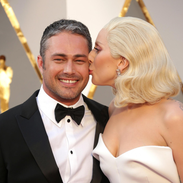 Lady Gaga s Taylorom Kinneyjem 2016., na dodjeli Oscara