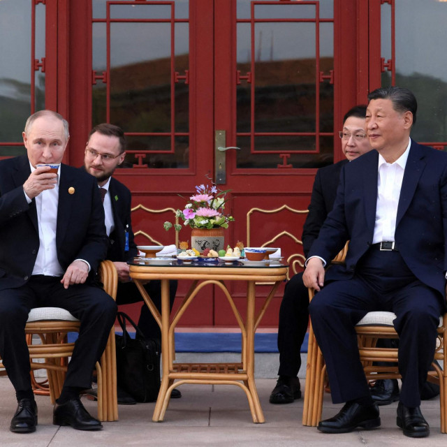 Slika opuštene atmosfere sa sastanaka nasamo kineskog i ruskog lidera, Xi Jinpinga i Vladimira Putina 

 