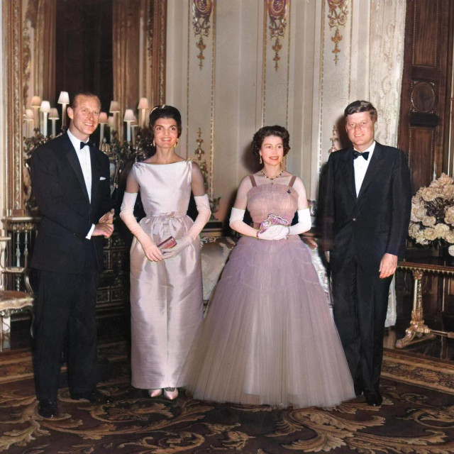 Predsjednik John F. Kennedy i njegova supruga Jackie s britanskom kraljicom Elizabetom II. i njezinim suprugom, princom Philipom, u Buckinghamskoj palači tijekom posjeta američkog predsjedničkog para 1961. godine