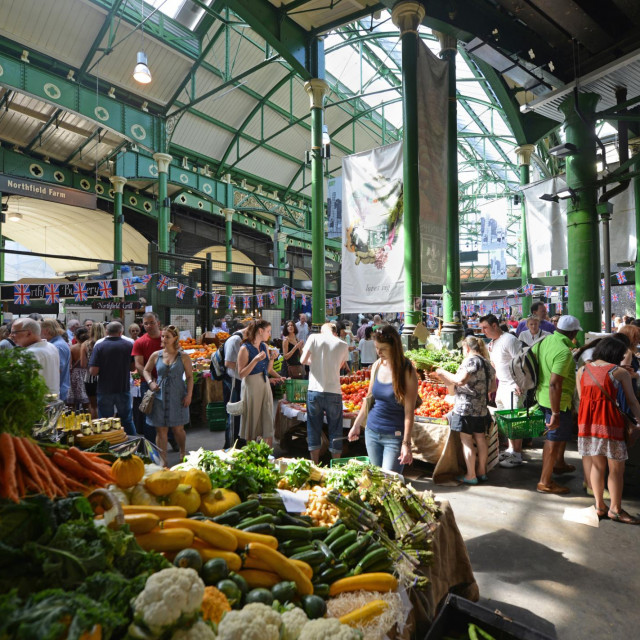 Britanci kupuju hranu u Borough Market u Londonu