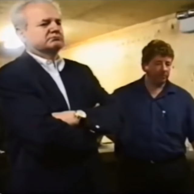 Uhićenje Slobodana Miloševića, Kevin Curtis desno na fotografiji