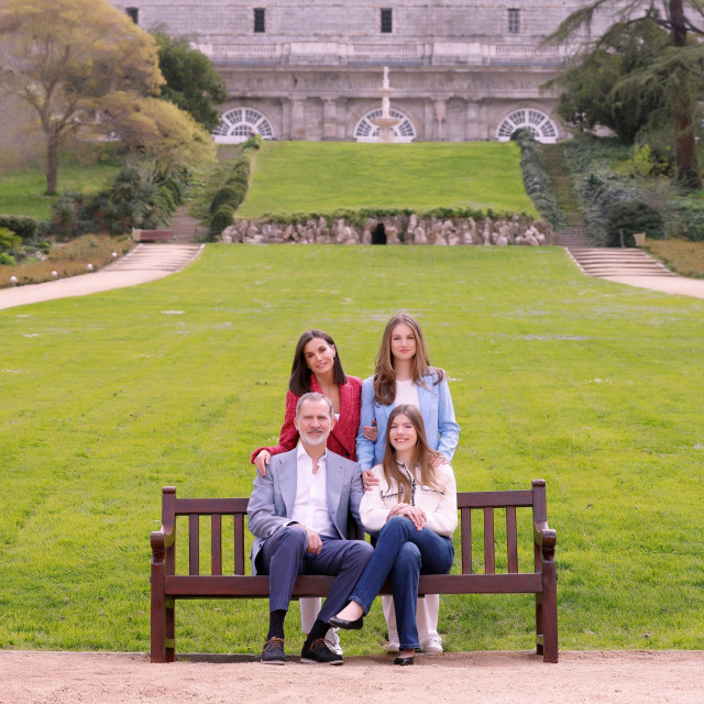 Kralj i kraljica s kćerima u vrtu madridske palače