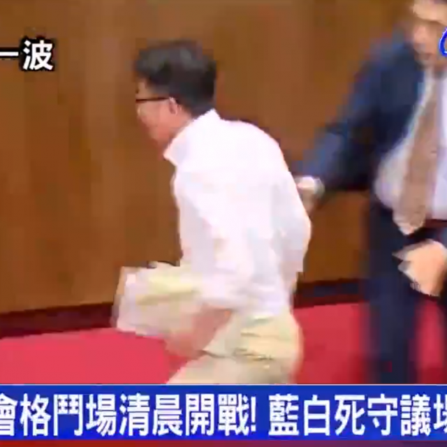 Tajvanski zastupnik u bijegu dok drži prijedlog zakona u rukama