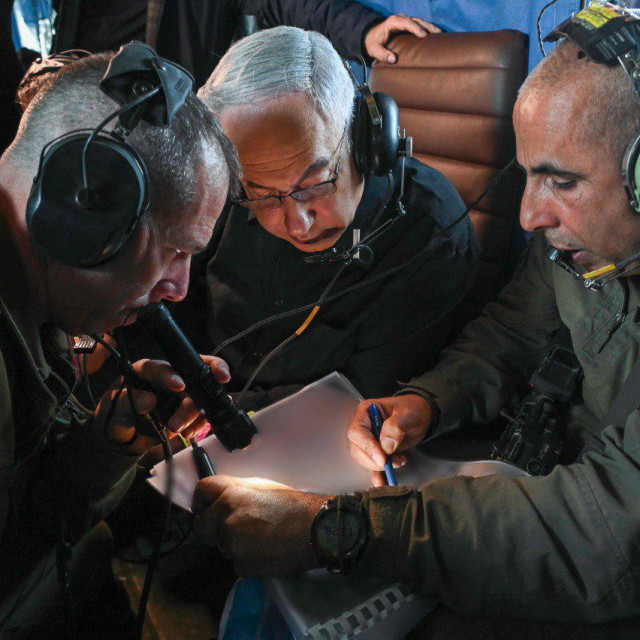 Benjamin Netanyahu (u sredini) s vojnim planerima