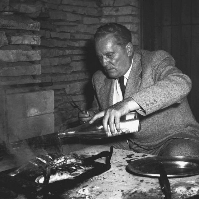 Josip Broz Tito priprema ribu u svom ljetnom domu na brijunskom otoku Vangi 20. lipnja 1957.
