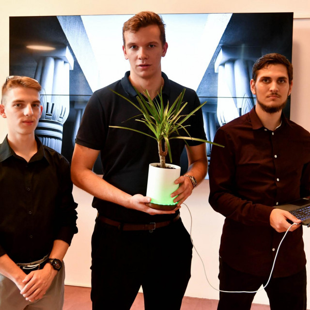 Mladi inovatori Lovro Dundović, Nirmal Karl Hadžić i Simon Seifert osmislili su pametne vaze za cvijeće koje svjelosnim bojama prikazuju potrebu za zalijevanjem